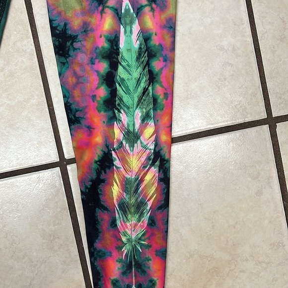 TEEKI Rare Eagle Feather leggings size M 🦅 🪶 💚 - Picture 2 of 5